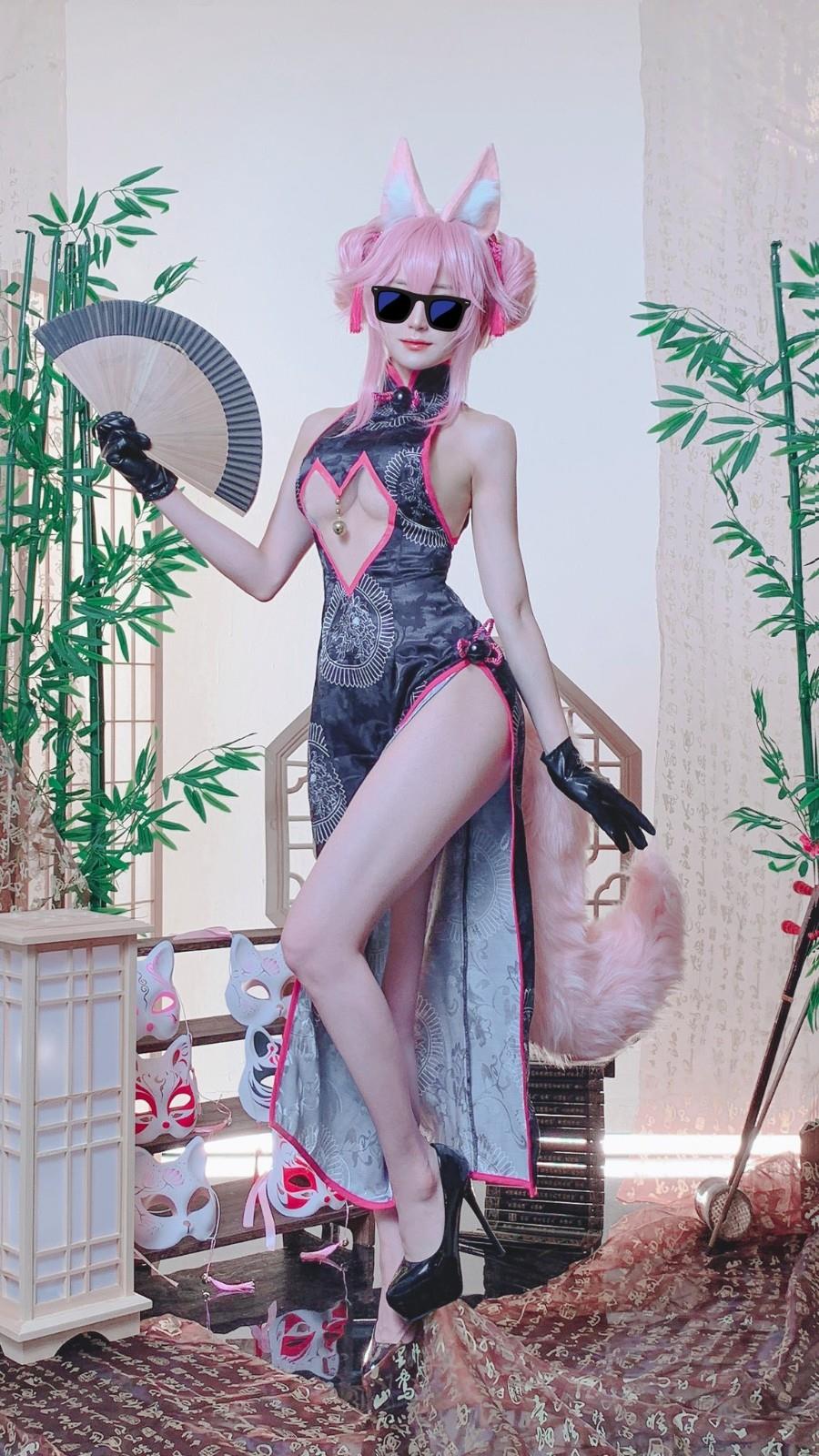 Sori展示动感姿态的cos作品