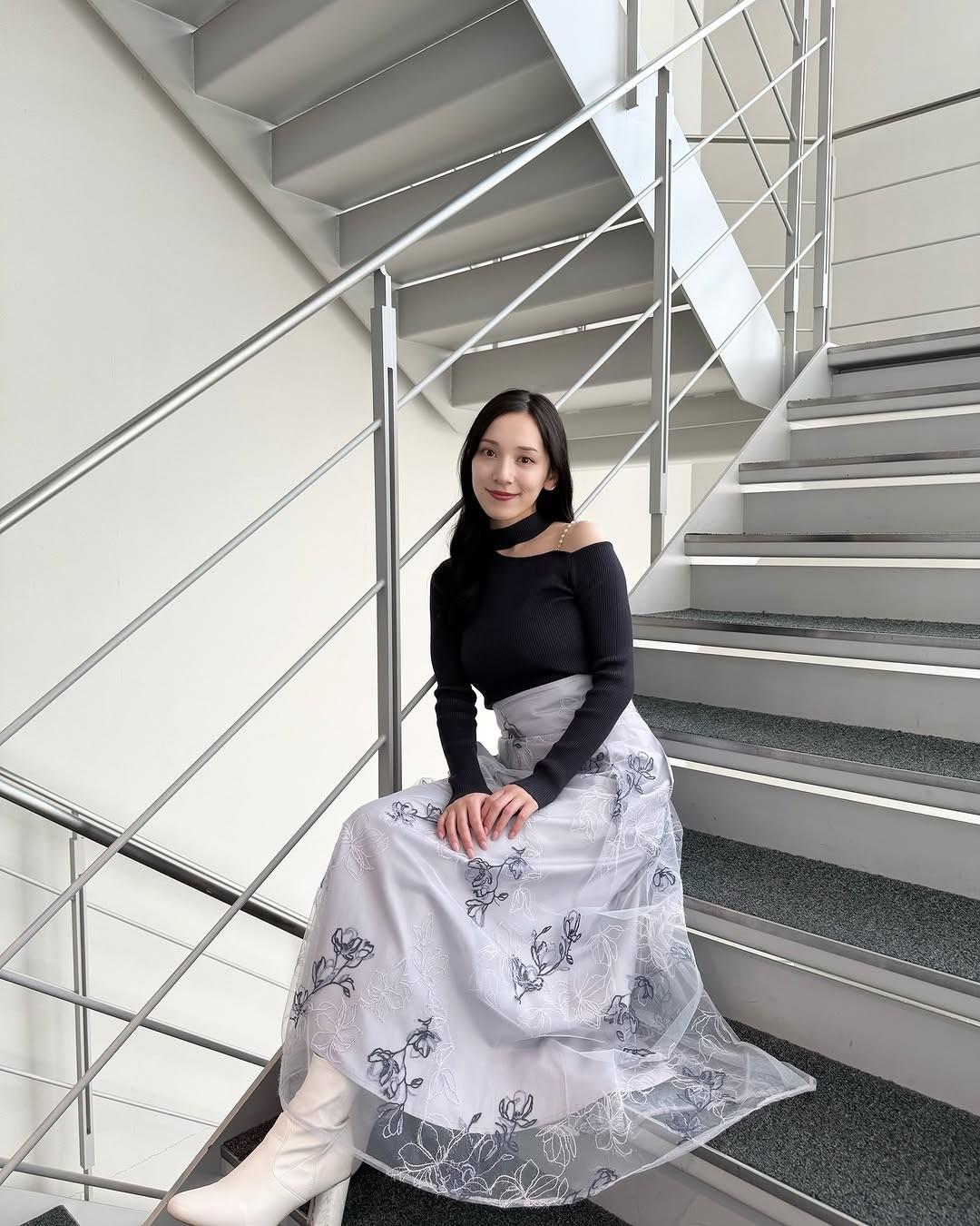 都丸纱也华坐姿姿态自然显现优雅气质