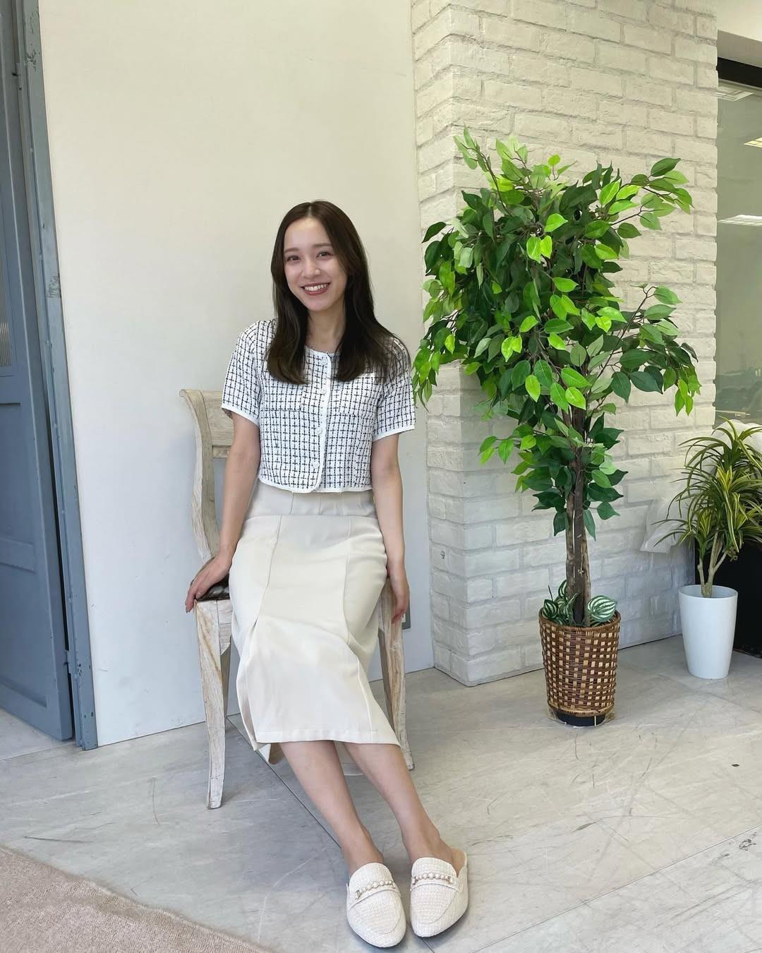 都丸纱也华户外阳光下展现甜美笑容