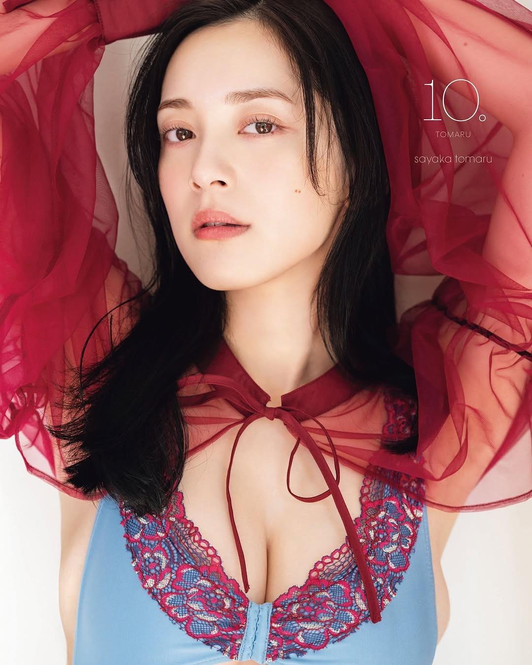 都丸纱也华镜头前展现活力与魅力