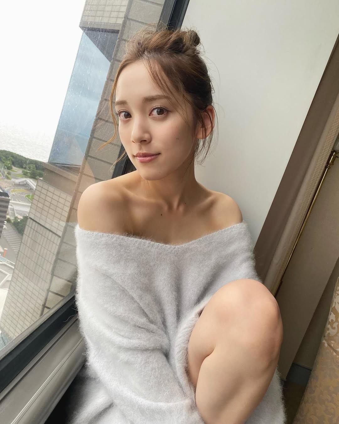 都丸纱也华侧脸曲线勾勒迷人气质