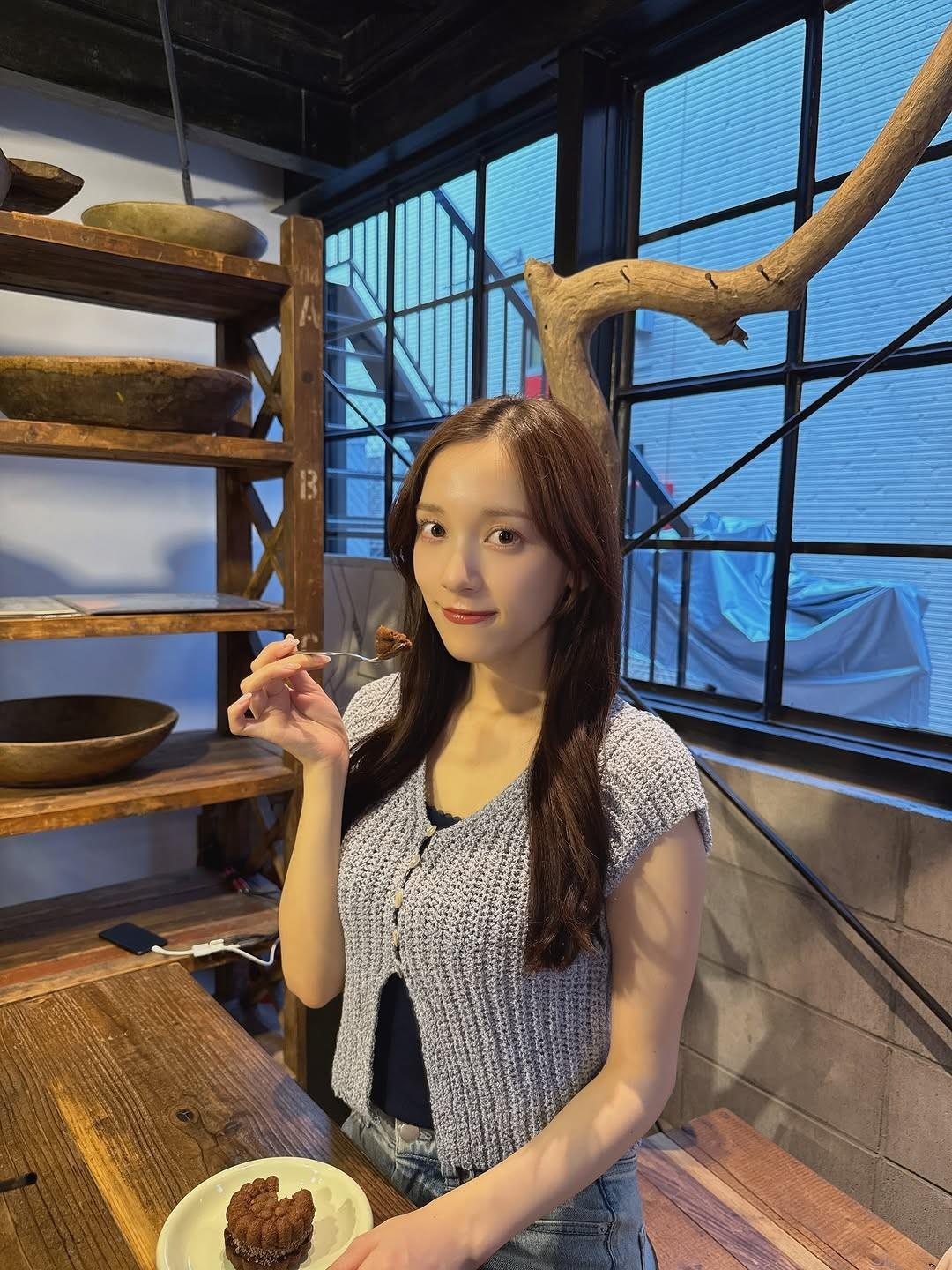 都丸纱也华微笑气质写真镜头魅力