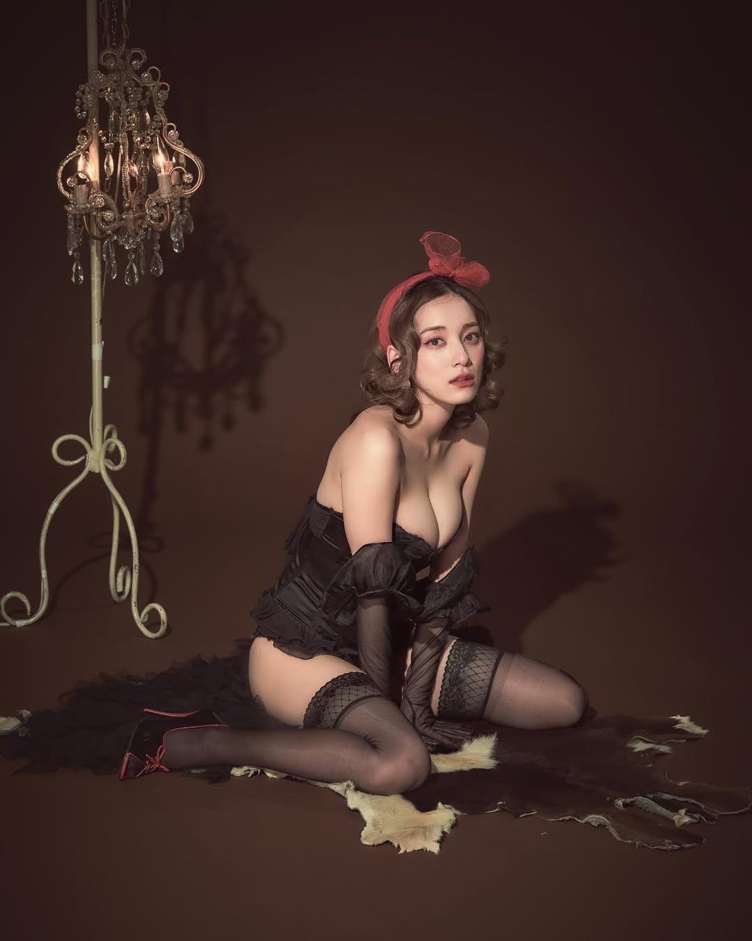 都丸纱也华亮丽灯光下呈现柔和氛围