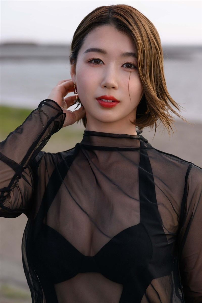 结城花乃羽展现匀称身材比例