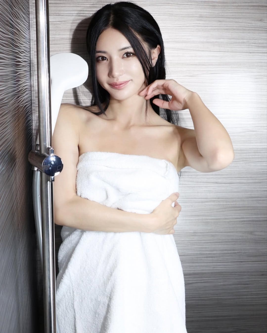 桥圣子裹浴巾拍摄氛围写真