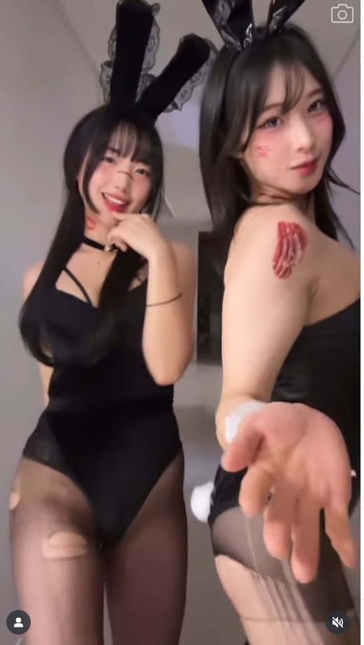 两人黑丝兔女郎现场特写