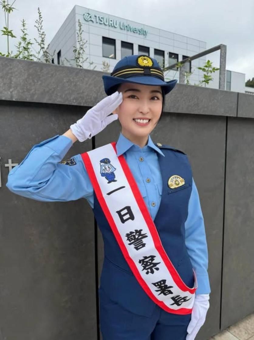 おしの沙罗 一日署长亲民形象写真