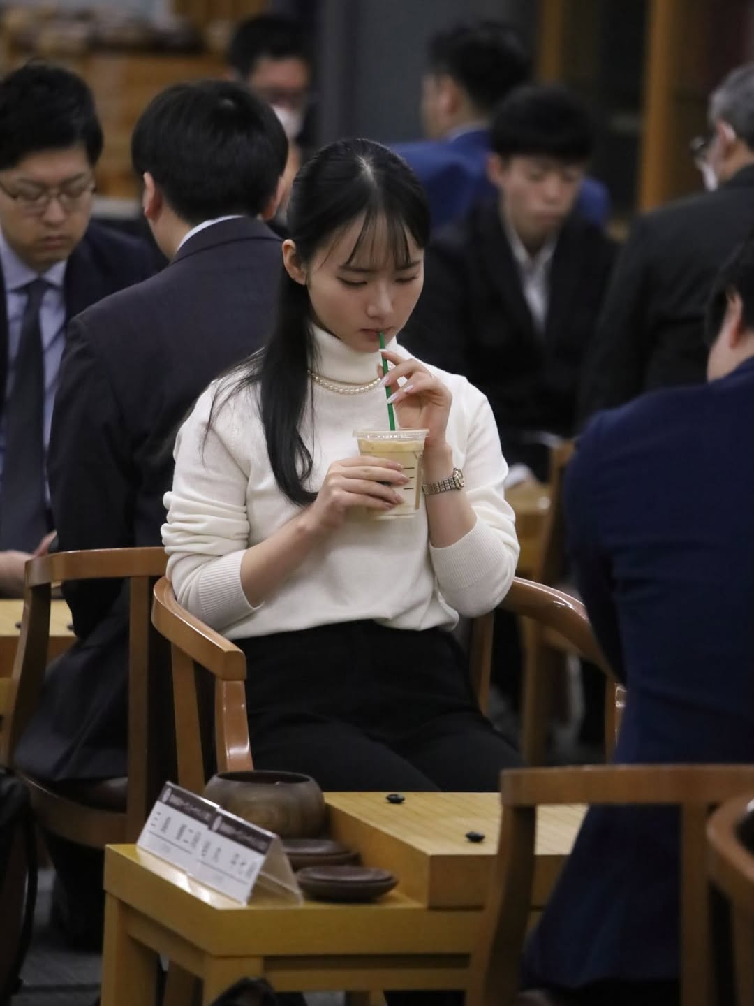 三岛响珍珠饰品点缀更显精致