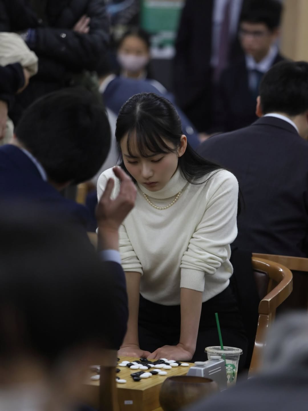 三岛响极简穿搭展现优雅气质