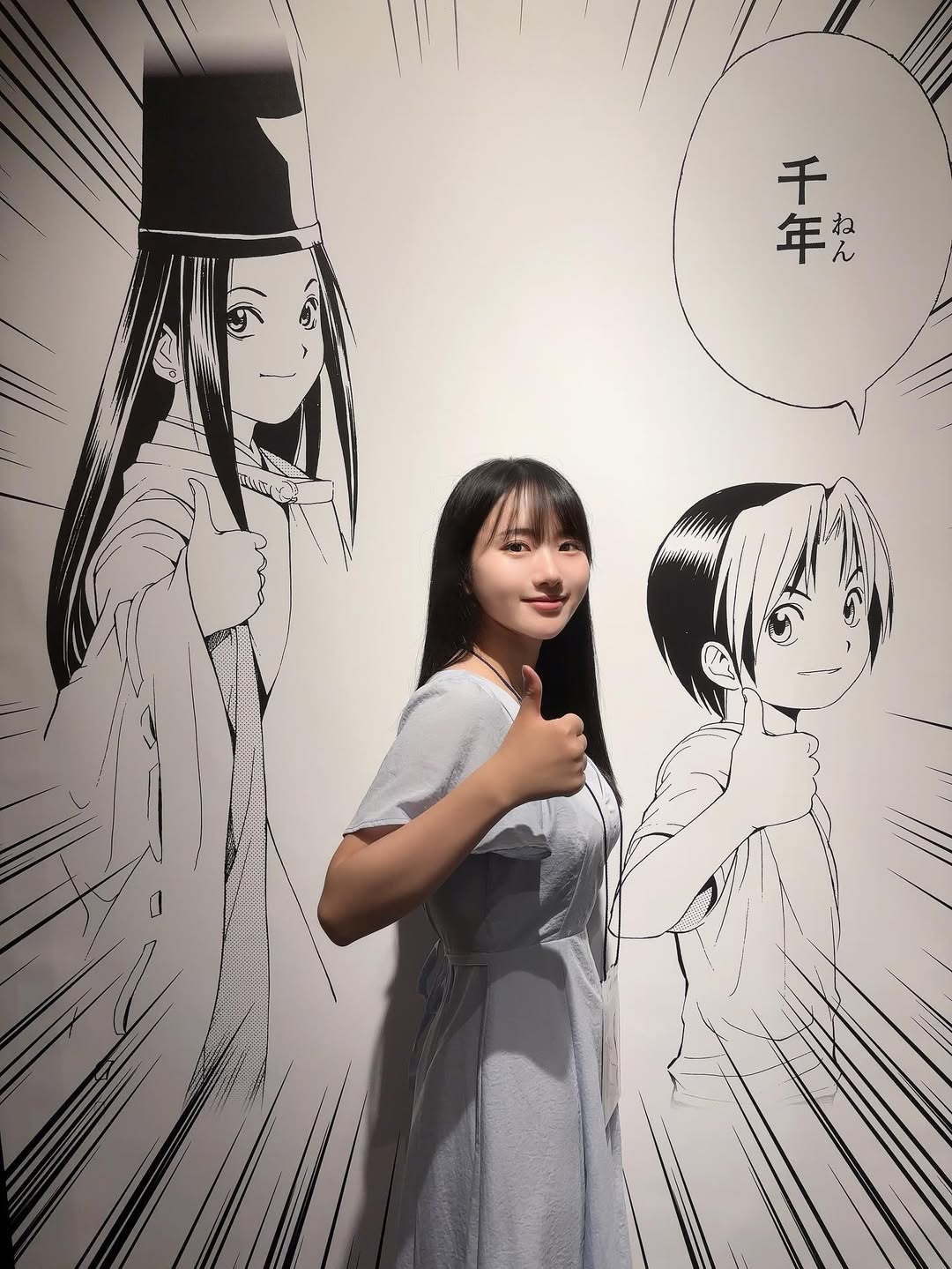 三岛响灰色连衣裙优雅出镜