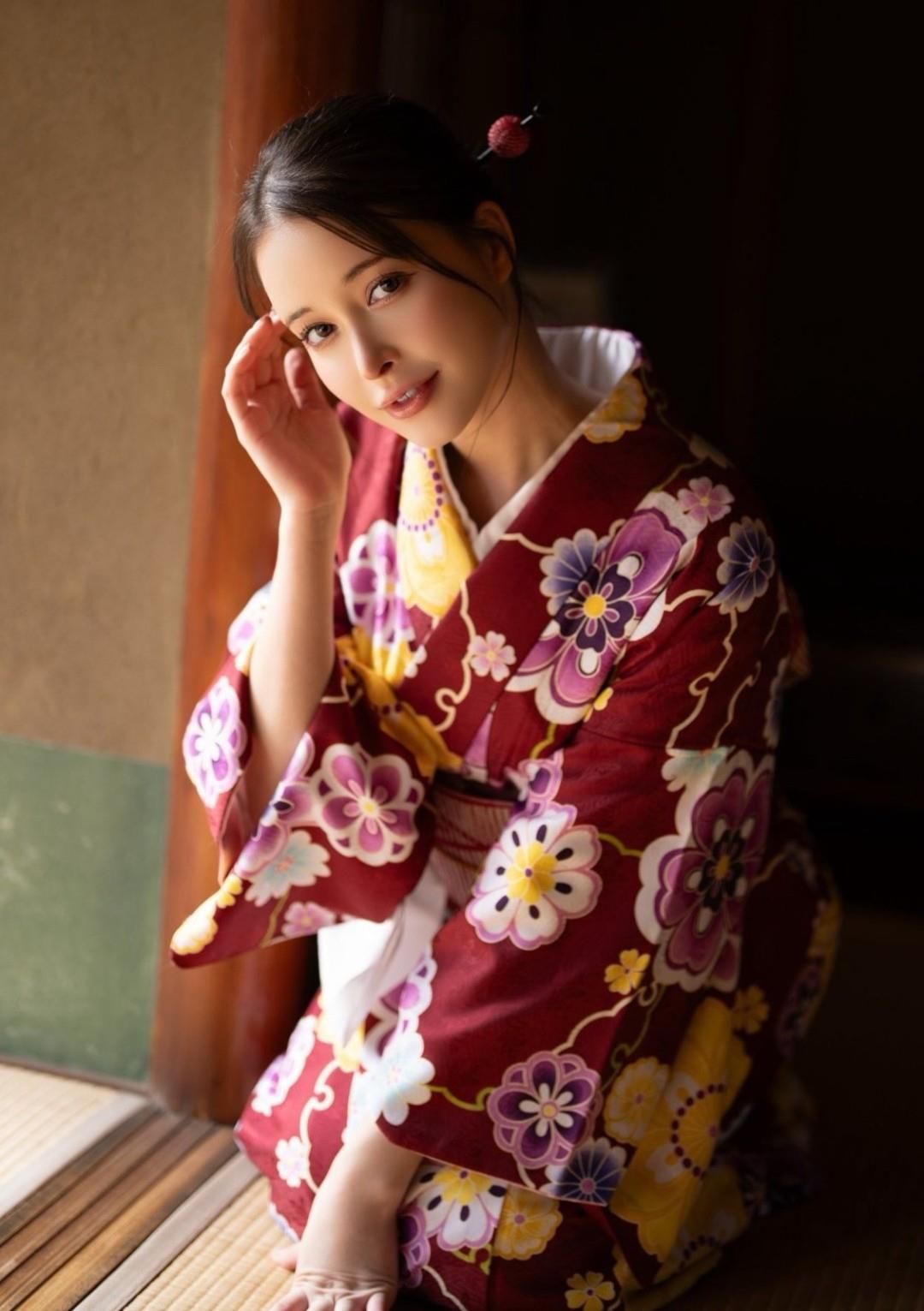 跪坐姿势突出肉感大腿与绝对领域