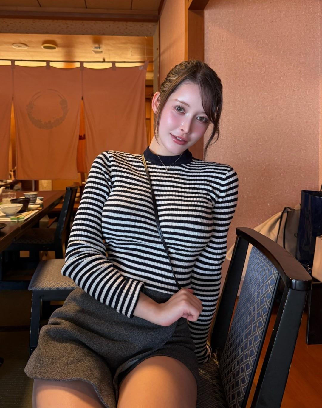 黑色条纹服饰展现背侧曼妙身材